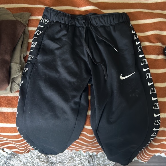 Nike sweatpants inside is fleece - Picture 1 of 3